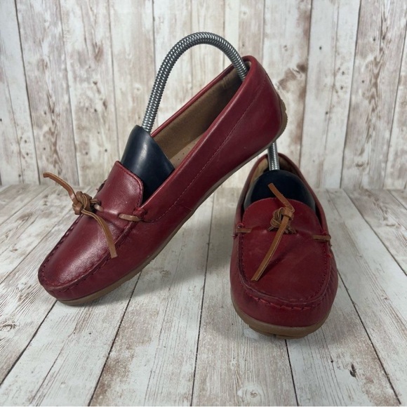 ❤️ NWOB Clarks Red SMOOTH Leather Driving Mocs Loafers sz 7 - Picture 1 of 6